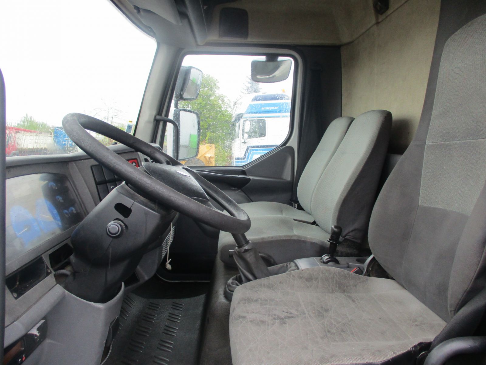  Unidades de camiones - RENAULT MIDLUM 180DXI  CAMION FOURGON (Belgique - Europe) - Houffalize Trading s.a.
