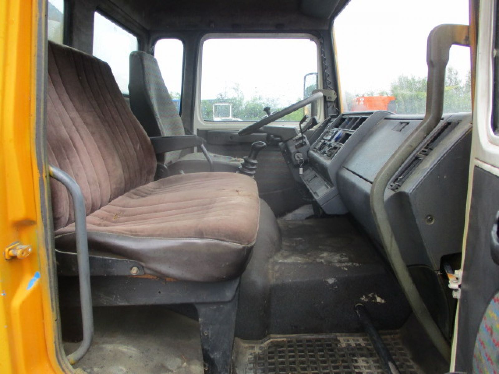 Second hand sale  - RENAULT MIDLUM 180  tarmac (Belgique - Europe) - Houffalize Trading s.a.