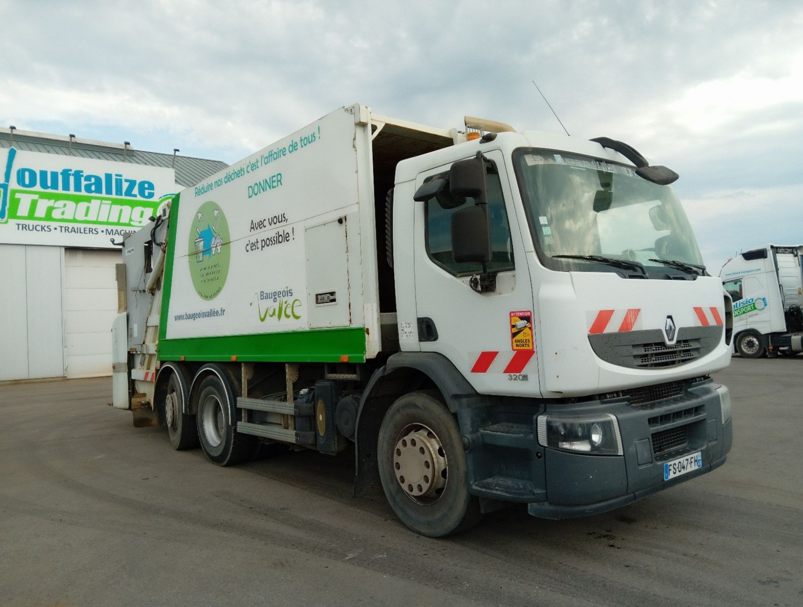 Second hand sale Truck units - RENAULT PREMIUM 320 -MOTEUR HORS SERVICE-  Camion poubelle - BOM (Belgique - Europe) - Houffalize Trading s.a.