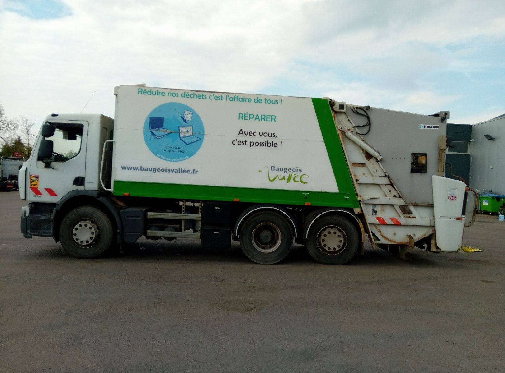 Second hand sale Truck units - RENAULT PREMIUM 320 -MOTEUR HORS SERVICE-  Camion poubelle - BOM (Belgique - Europe) - Houffalize Trading s.a.