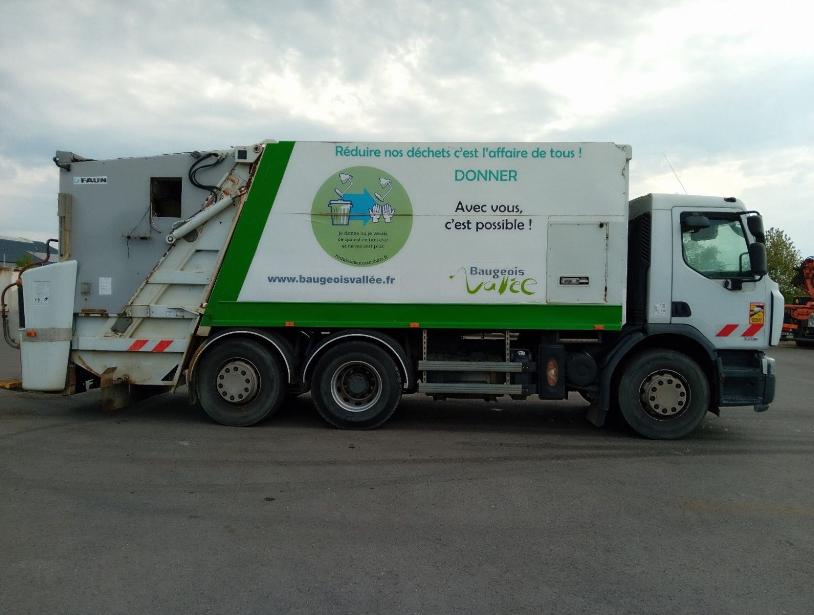 Second hand sale Truck units - RENAULT PREMIUM 320 -MOTEUR HORS SERVICE-  Camion poubelle - BOM (Belgique - Europe) - Houffalize Trading s.a.