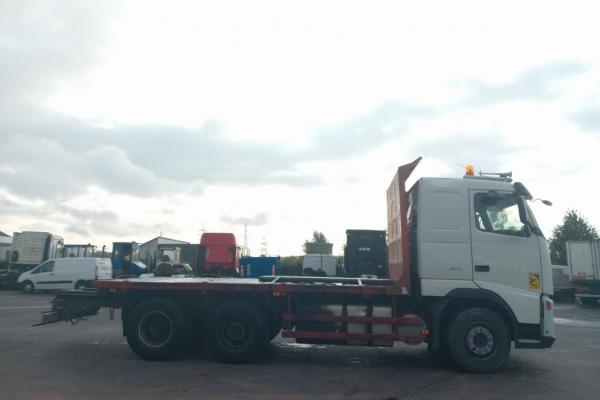 Vente occasion Porteur - VOLVO FH 500 6X4 full steel  CAMION PLATEAU (Belgique - Europe) - Houffalize Trading s.a.
